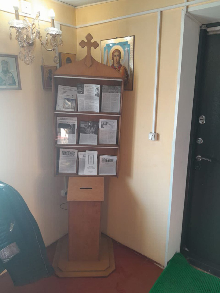 Установлен стенд с православными листовками в храме поселка Черби, республики Тыва