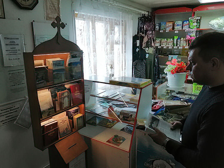 Установлен второй миссионерский стенд в магазине (РАЙПО) д. Климовская в Ротковецком кусте деревень Коношского района